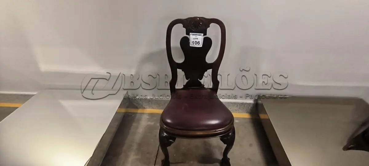 LOTE 106 - 01 CADEIRA EM MADEIRA ESTILO CLÁSSICO COM ASSENTO EM COURO NA COR MARROM. (NO ESTADO) ATENÇÃO! FAZER A VISITAÇÃO ANTES DE ARREMATAR, NÃO SABEMOS SE FUNCIONA, LEILÃO NÃO TEM GARANTIA E NEM DEVOLUÇÃO, SUJEITO A POSSÍVEIS AVARIAS VISÍVEIS/OCULTAS E/OU AUSÊNCIA DE COMPONENTES.