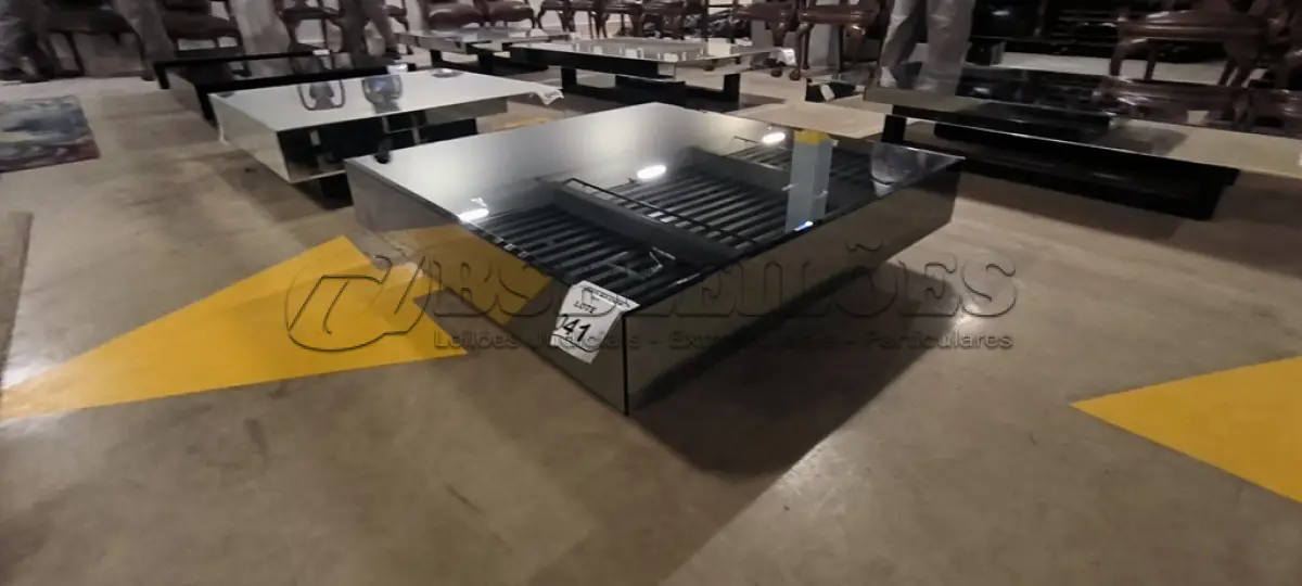 LOTE 041 - 01 MESA DE CENTRO QUADRADA ESPELHADA.  (NO ESTADO) ATENÇÃO! FAZER A VISITAÇÃO ANTES DE ARREMATAR, NÃO SABEMOS SE FUNCIONA, LEILÃO NÃO TEM GARANTIA E NEM DEVOLUÇÃO, SUJEITO A POSSÍVEIS AVARIAS VISÍVEIS/OCULTAS E/OU AUSÊNCIA DE COMPONENTES.