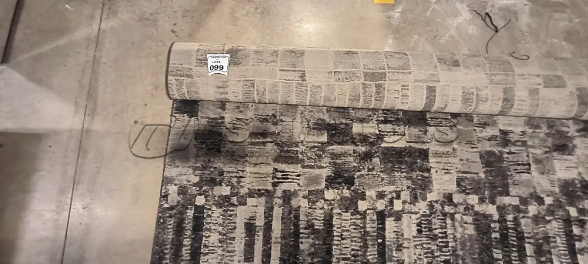 LOTE 099 - 01 TAPETE COM PADRA GEOMÉTRICO ABSTRATO EM TONS DE CINZA E PRETO. (NO ESTADO) ATENÇÃO! FAZER A VISITAÇÃO ANTES DE ARREMATAR, NÃO SABEMOS SE FUNCIONA, LEILÃO NÃO TEM GARANTIA E NEM DEVOLUÇÃO, SUJEITO A POSSÍVEIS AVARIAS VISÍVEIS/OCULTAS E/OU AUSÊNCIA DE COMPONENTES.