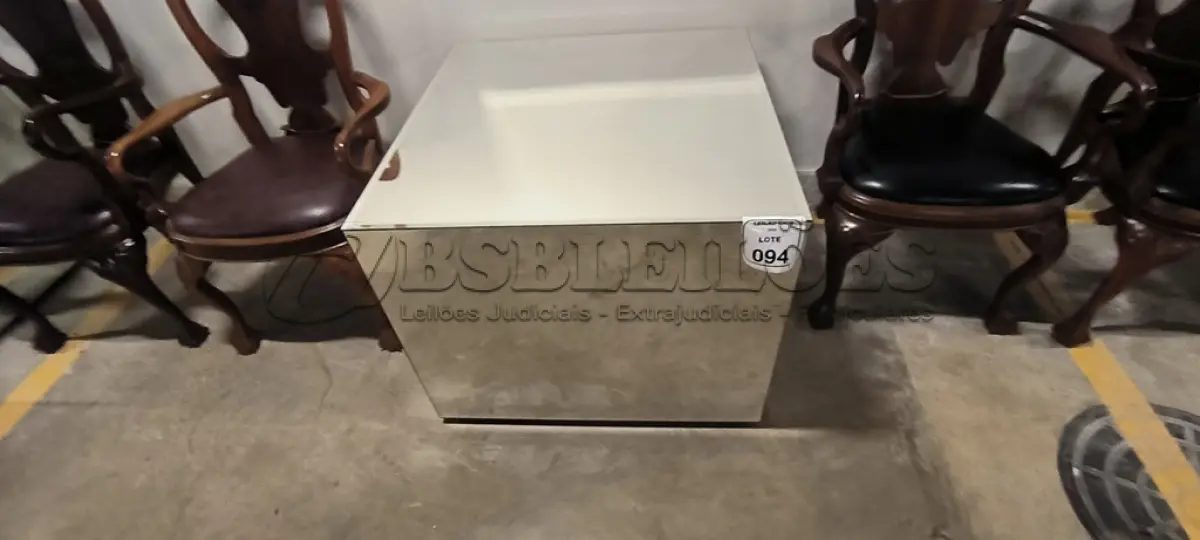 LOTE 094 - 01 MESA DE CENTRO EM DESIGNER CÚBICO ESPELHADA. (NO ESTADO) ATENÇÃO! FAZER A VISITAÇÃO ANTES DE ARREMATAR, NÃO SABEMOS SE FUNCIONA, LEILÃO NÃO TEM GARANTIA E NEM DEVOLUÇÃO, SUJEITO A POSSÍVEIS AVARIAS VISÍVEIS/OCULTAS E/OU AUSÊNCIA DE COMPONENTES.