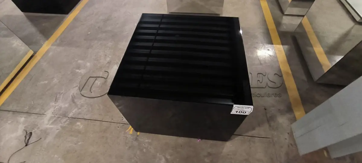 LOTE 100 - 01 MESA DE CENTRO EM DESIGNER CÚBICO ESPELHADA ESCURO. (NO ESTADO) ATENÇÃO! FAZER A VISITAÇÃO ANTES DE ARREMATAR, NÃO SABEMOS SE FUNCIONA, LEILÃO NÃO TEM GARANTIA E NEM DEVOLUÇÃO, SUJEITO A POSSÍVEIS AVARIAS VISÍVEIS/OCULTAS E/OU AUSÊNCIA DE COMPONENTES.