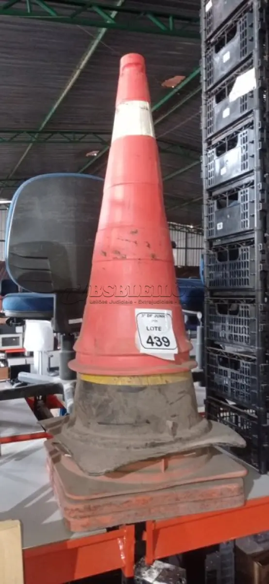 LOTE 439 - 06 CONES SINALIZADORES DE TAMANHOS DIVERSOS. (NO ESTADO) ATENÇÃO! FAZER A VISITAÇÃO ANTES DE ARREMATAR, NÃO SABEMOS SE FUNCIONA, LEILÃO NÃO TEM GARANTIA E NEM DEVOLUÇÃO, SUJEITO A POSSÍVEIS AVARIAS VISÍVEIS/OCULTAS E/OU AUSÊNCIA DE COMPONENTES.
