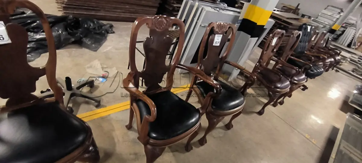 LOTE 054 - 02 CADEIRAS EM MADEIRA ESTILO CLÁSSICO COM ASSENTO EM COURO NA COR PRETO. (NO ESTADO) ATENÇÃO! FAZER A VISITAÇÃO ANTES DE ARREMATAR, NÃO SABEMOS SE FUNCIONA, LEILÃO NÃO TEM GARANTIA E NEM DEVOLUÇÃO, SUJEITO A POSSÍVEIS AVARIAS VISÍVEIS/OCULTAS E/OU AUSÊNCIA DE COMPONENTES.