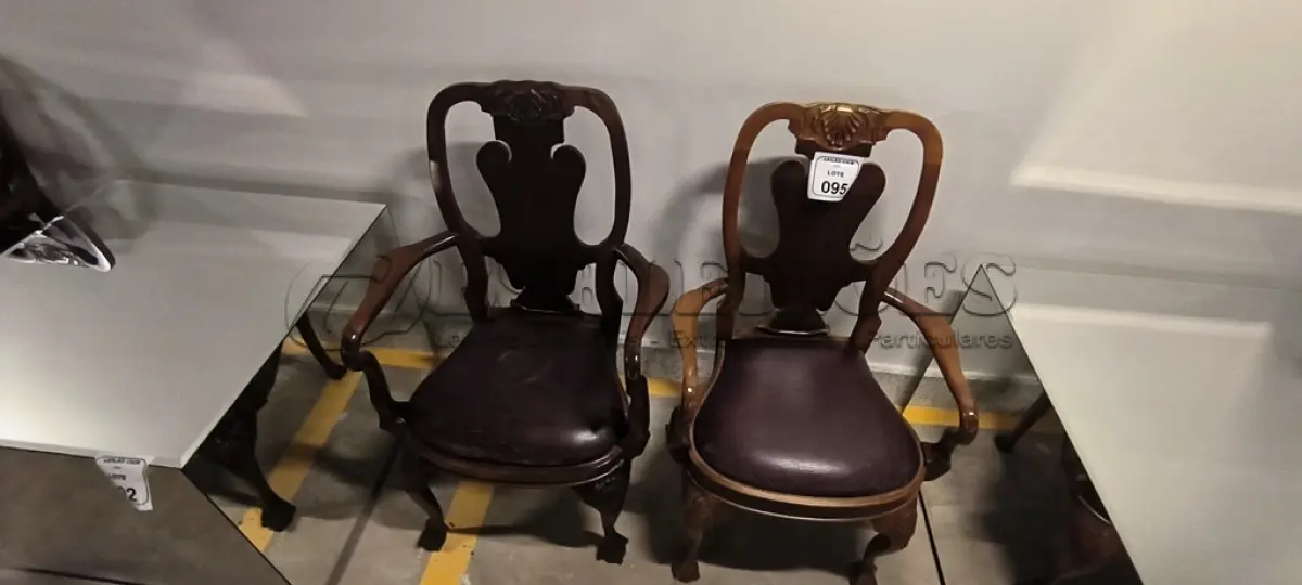 LOTE 095 - 02 CADEIRAS EM MADEIRA ESTILO CLÁSSICO COM ASSENTO EM COURO NA COR MARROM. (NO ESTADO) ATENÇÃO! FAZER A VISITAÇÃO ANTES DE ARREMATAR, NÃO SABEMOS SE FUNCIONA, LEILÃO NÃO TEM GARANTIA E NEM DEVOLUÇÃO, SUJEITO A POSSÍVEIS AVARIAS VISÍVEIS/OCULTAS E/OU AUSÊNCIA DE COMPONENTES.