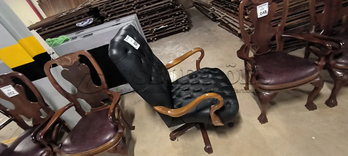 LOTE 050 - 01 POLTRONA GIRATÓRIA CAPITONE EM COURO COM TACHAS BRAÇOS EM MADEIRA. (NO ESTADO) ATENÇÃO! FAZER A VISITAÇÃO ANTES DE ARREMATAR, NÃO SABEMOS SE FUNCIONA, LEILÃO NÃO TEM GARANTIA E NEM DEVOLUÇÃO, SUJEITO A POSSÍVEIS AVARIAS VISÍVEIS/OCULTAS E/OU AUSÊNCIA DE COMPONENTES.