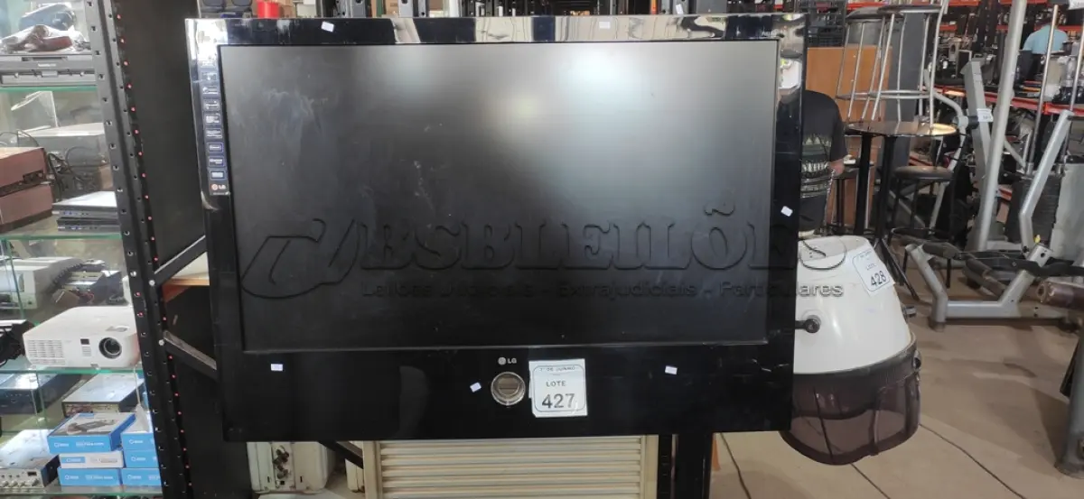 LOTE 427 - 01 TV DE 42’’ MARCA LG. (NO ESTADO) ATENÇÃO! FAZER A VISITAÇÃO ANTES DE ARREMATAR, NÃO SABEMOS SE FUNCIONA, LEILÃO NÃO TEM GARANTIA E NEM DEVOLUÇÃO, SUJEITO A POSSÍVEIS AVARIAS VISÍVEIS/OCULTAS E/OU AUSÊNCIA DE COMPONENTES.