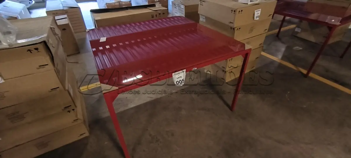 LOTE 005 - 01 MESA QUDRADA COM PÉS EM FERRO COM TAMPO EM VIDRO NA COR VERMELHO. (NO ESTADO) ATENÇÃO! FAZER A VISITAÇÃO ANTES DE ARREMATAR, NÃO SABEMOS SE FUNCIONA, LEILÃO NÃO TEM GARANTIA E NEM DEVOLUÇÃO, SUJEITO A POSSÍVEIS AVARIAS VISÍVEIS/OCULTAS E/OU AUSÊNCIA DE COMPONENTES.