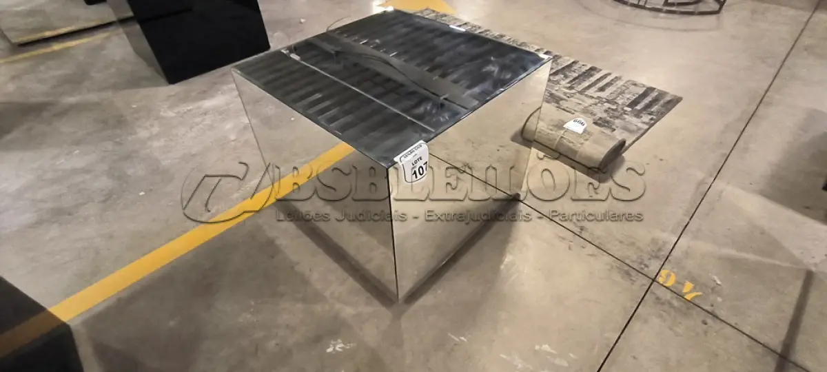 LOTE 107 - 01 MESA DE CENTRO EM DESIGNER CÚBICO ESPELHADA. (NO ESTADO) ATENÇÃO! FAZER A VISITAÇÃO ANTES DE ARREMATAR, NÃO SABEMOS SE FUNCIONA, LEILÃO NÃO TEM GARANTIA E NEM DEVOLUÇÃO, SUJEITO A POSSÍVEIS AVARIAS VISÍVEIS/OCULTAS E/OU AUSÊNCIA DE COMPONENTES.