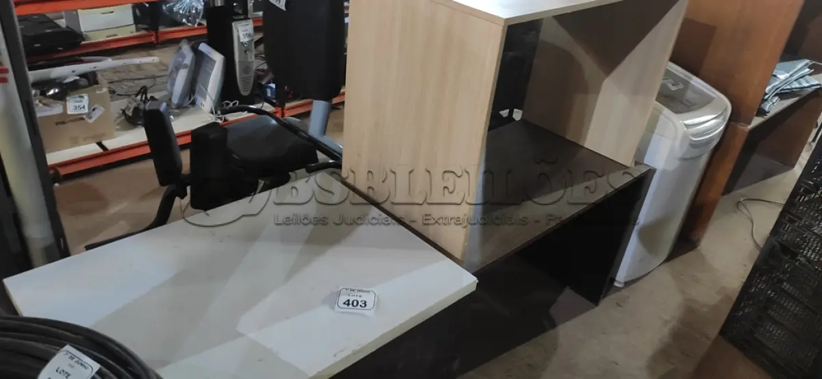 LOTE 403 - 03 MESAS EM MADEIRA DE MODELOS DIVERSOS. (NO ESTADO) ATENÇÃO! FAZER A VISITAÇÃO ANTES DE ARREMATAR, NÃO SABEMOS SE FUNCIONA, LEILÃO NÃO TEM GARANTIA E NEM DEVOLUÇÃO, SUJEITO A POSSÍVEIS AVARIAS VISÍVEIS/OCULTAS E/OU AUSÊNCIA DE COMPONENTES.