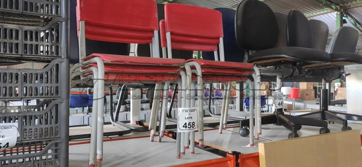 LOTE 458 - 06 CADEIRAS ESCOLARES INFANTIL DE FERRO COM ASSENTO EM PLÁSTICO NA COR VERMELHA. (NO ESTADO) ATENÇÃO! FAZER A VISITAÇÃO ANTES DE ARREMATAR, NÃO SABEMOS SE FUNCIONA, LEILÃO NÃO TEM GARANTIA E NEM DEVOLUÇÃO, SUJEITO A POSSÍVEIS AVARIAS VISÍVEIS/OCULTAS E/OU AUSÊNCIA DE COMPONENTES.