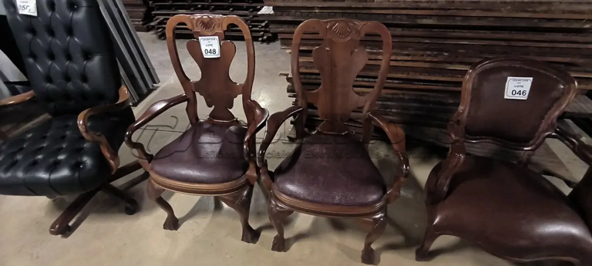 LOTE 048 - 02 CADEIRAS EM MADEIRA ESTILO CLÁSSICO COM ASSENTO EM COURO NA COR MARROM. (NO ESTADO) ATENÇÃO! FAZER A VISITAÇÃO ANTES DE ARREMATAR, NÃO SABEMOS SE FUNCIONA, LEILÃO NÃO TEM GARANTIA E NEM DEVOLUÇÃO, SUJEITO A POSSÍVEIS AVARIAS VISÍVEIS/OCULTAS E/OU AUSÊNCIA DE COMPONENTES.