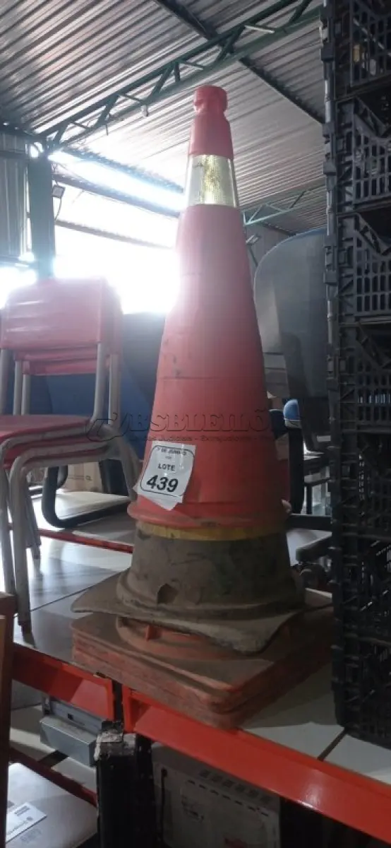 LOTE 439 - 06 CONES SINALIZADORES DE TAMANHOS DIVERSOS. (NO ESTADO) ATENÇÃO! FAZER A VISITAÇÃO ANTES DE ARREMATAR, NÃO SABEMOS SE FUNCIONA, LEILÃO NÃO TEM GARANTIA E NEM DEVOLUÇÃO, SUJEITO A POSSÍVEIS AVARIAS VISÍVEIS/OCULTAS E/OU AUSÊNCIA DE COMPONENTES.