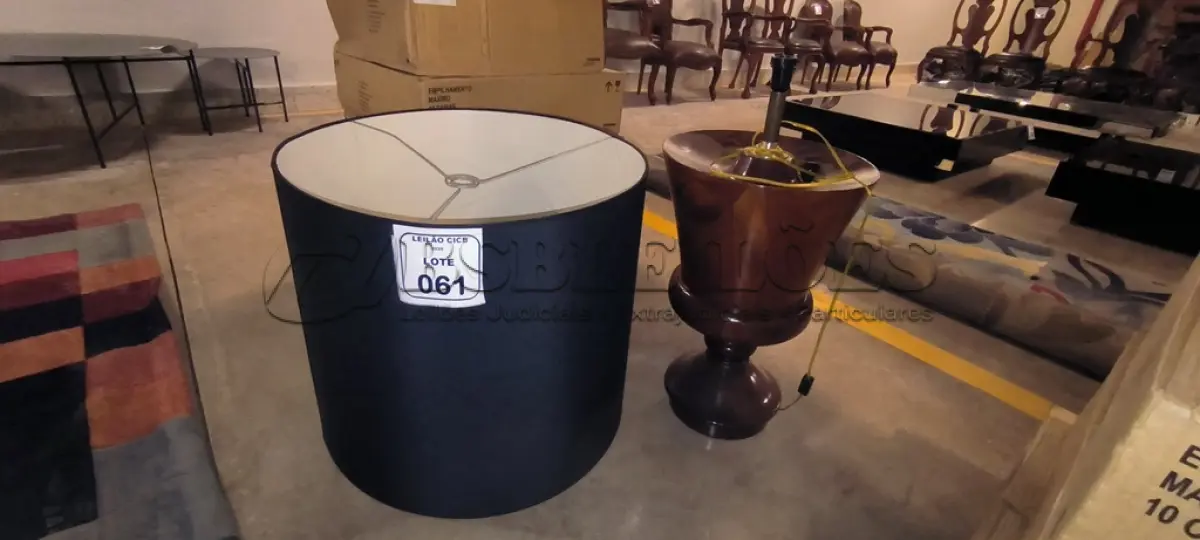 LOTE 061 - 01 ABAJUR NA COR MARROM COM CÚPULA NA COR PRETA. (NO ESTADO) ATENÇÃO! FAZER A VISITAÇÃO ANTES DE ARREMATAR, NÃO SABEMOS SE FUNCIONA, LEILÃO NÃO TEM GARANTIA E NEM DEVOLUÇÃO, SUJEITO A POSSÍVEIS AVARIAS VISÍVEIS/OCULTAS E/OU AUSÊNCIA DE COMPONENTES.