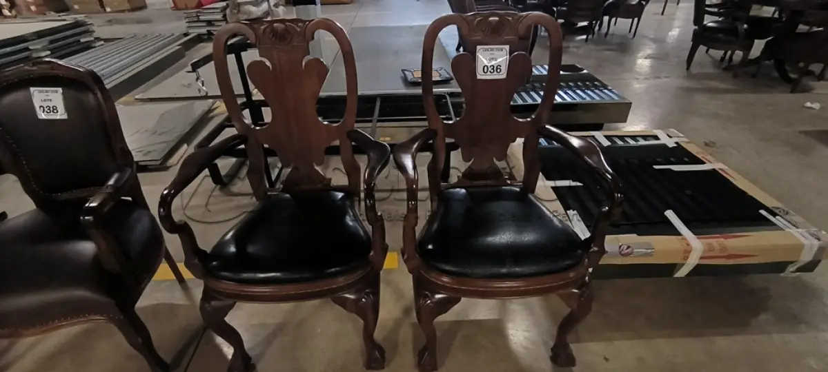 LOTE 036 - 02 CADEIRAS EM MADEIRA ESTILO CLÁSSICO COM ASSENTO EM COURO NA COR PRETO.  (NO ESTADO) ATENÇÃO! FAZER A VISITAÇÃO ANTES DE ARREMATAR, NÃO SABEMOS SE FUNCIONA, LEILÃO NÃO TEM GARANTIA E NEM DEVOLUÇÃO, SUJEITO A POSSÍVEIS AVARIAS VISÍVEIS/OCULTAS E/OU AUSÊNCIA DE COMPONENTES.