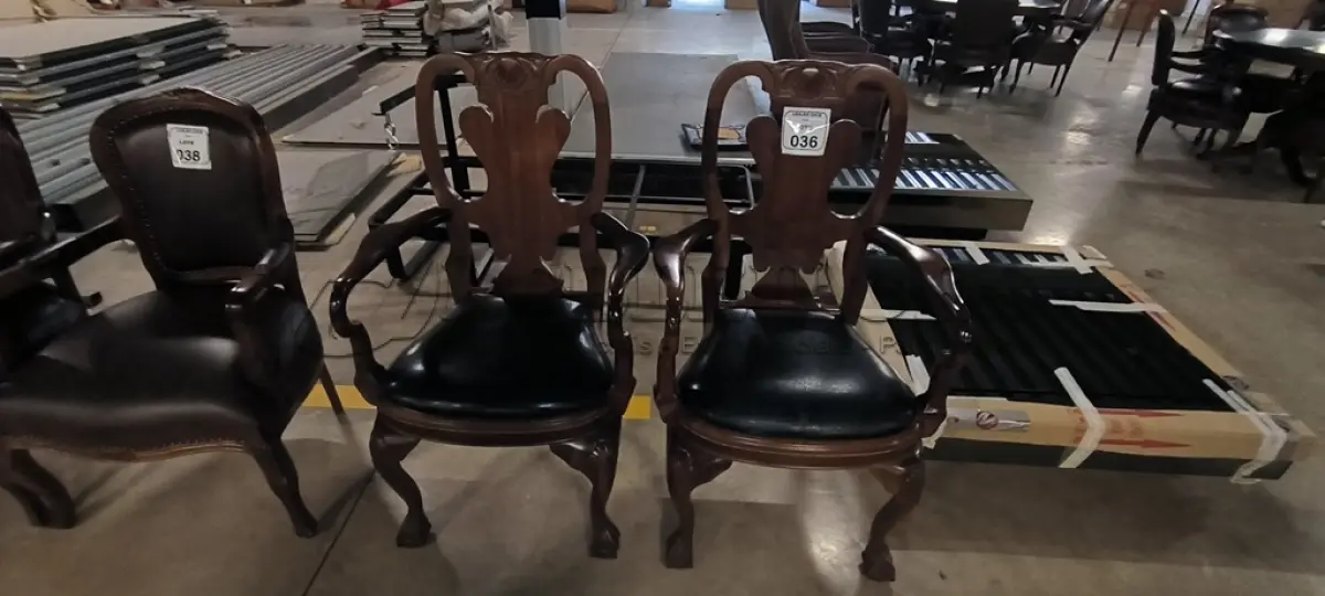 LOTE 036 - 02 CADEIRAS EM MADEIRA ESTILO CLÁSSICO COM ASSENTO EM COURO NA COR PRETO.  (NO ESTADO) ATENÇÃO! FAZER A VISITAÇÃO ANTES DE ARREMATAR, NÃO SABEMOS SE FUNCIONA, LEILÃO NÃO TEM GARANTIA E NEM DEVOLUÇÃO, SUJEITO A POSSÍVEIS AVARIAS VISÍVEIS/OCULTAS E/OU AUSÊNCIA DE COMPONENTES.