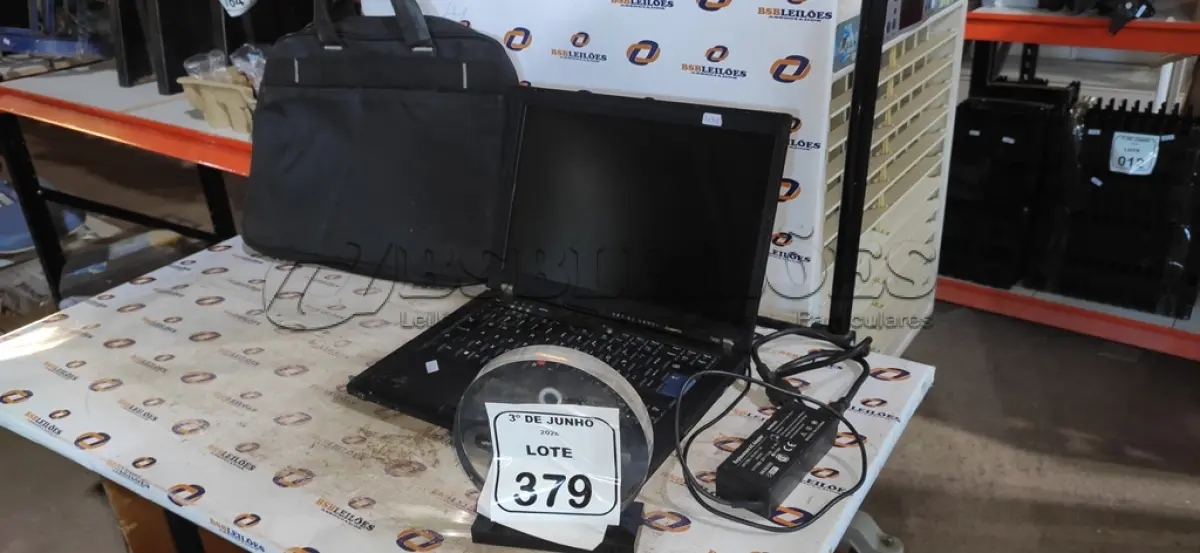 LOTE 379 - 01 NOTEBOOK SERIE THINKPAD MARCA LENOVO COM CARREGADOR E BOLSA. (NO ESTADO) ATENÇÃO! FAZER A VISITAÇÃO ANTES DE ARREMATAR, NÃO SABEMOS SE FUNCIONA, LEILÃO NÃO TEM GARANTIA E NEM DEVOLUÇÃO, SUJEITO A POSSÍVEIS AVARIAS VISÍVEIS/OCULTAS E/OU AUSÊNCIA DE COMPONENTES.