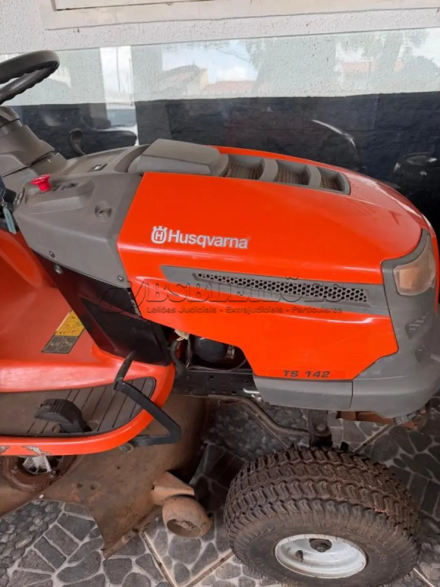 LOTE 541 - 01 TRATOR CORTADOR DE GRAMA TS142 DA HUSQVARNA A GASOLINA 19 HP. (NO ESTADO) ATENÇÃO! FAZER A VISITAÇÃO ANTES DE ARREMATAR, NÃO SABEMOS SE FUNCIONA, LEILÃO NÃO TEM GARANTIA E NEM DEVOLUÇÃO, SUJEITO A POSSÍVEIS AVARIAS VISÍVEIS/OCULTAS E/OU AUSÊNCIA DE COMPONENTES.