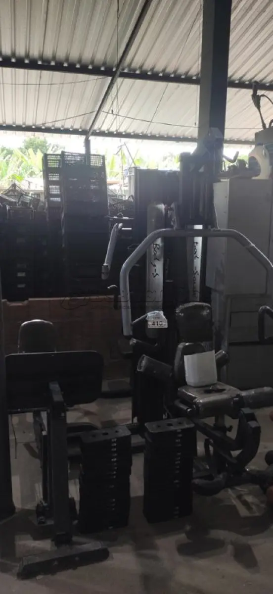 LOTE 410 - 01 MÁQUINA DE ACADEMIA COM 03 EQUIPAMENTOS ACOPLADOS. (NO ESTADO) ATENÇÃO! FAZER A VISITAÇÃO ANTES DE ARREMATAR, NÃO SABEMOS SE FUNCIONA, LEILÃO NÃO TEM GARANTIA E NEM DEVOLUÇÃO, SUJEITO A POSSÍVEIS AVARIAS VISÍVEIS/OCULTAS E/OU AUSÊNCIA DE COMPONENTES.