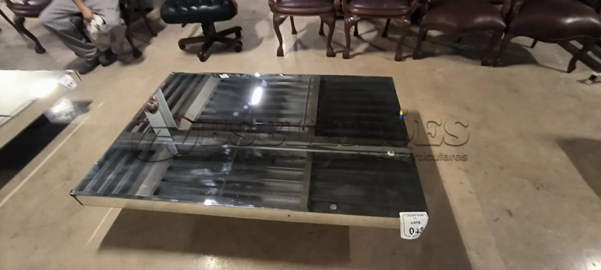 LOTE 043 - 01 MESA DE CENTRO RETANGULAR ESPELHADA.  (NO ESTADO) ATENÇÃO! FAZER A VISITAÇÃO ANTES DE ARREMATAR, NÃO SABEMOS SE FUNCIONA, LEILÃO NÃO TEM GARANTIA E NEM DEVOLUÇÃO, SUJEITO A POSSÍVEIS AVARIAS VISÍVEIS/OCULTAS E/OU AUSÊNCIA DE COMPONENTES.