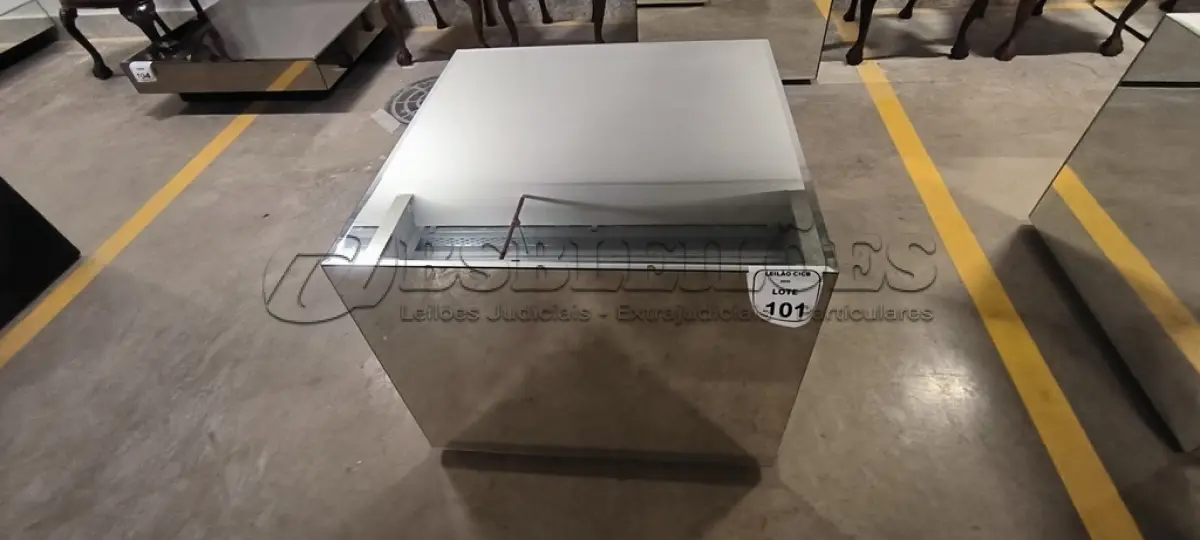 LOTE 101 - 01 MESA DE CENTRO EM DESIGNER CÚBICO ESPELHADA. (NO ESTADO) ATENÇÃO! FAZER A VISITAÇÃO ANTES DE ARREMATAR, NÃO SABEMOS SE FUNCIONA, LEILÃO NÃO TEM GARANTIA E NEM DEVOLUÇÃO, SUJEITO A POSSÍVEIS AVARIAS VISÍVEIS/OCULTAS E/OU AUSÊNCIA DE COMPONENTES.
