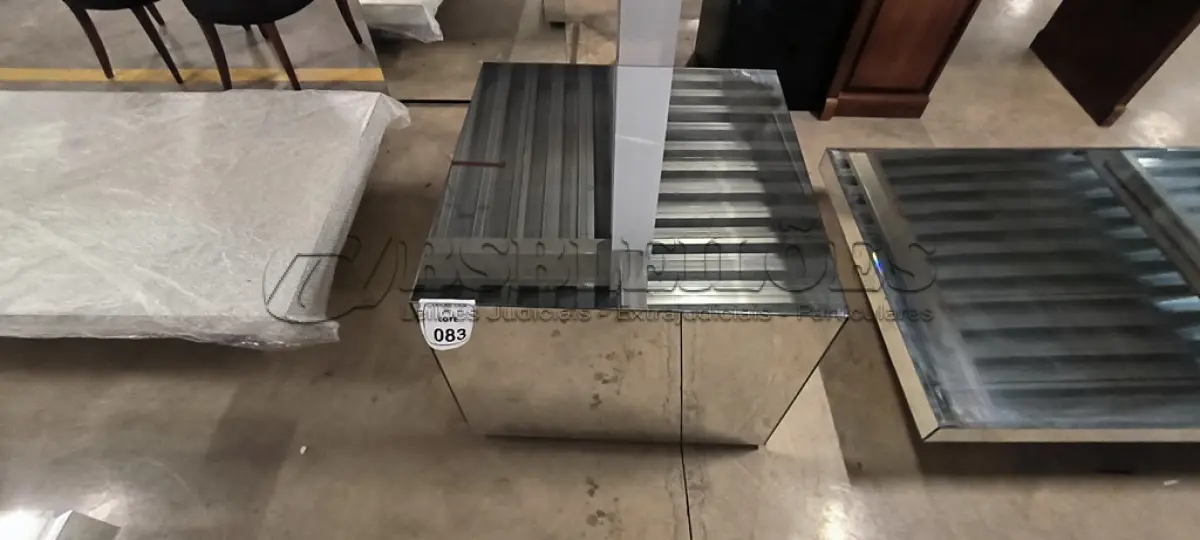 LOTE 083 - 01 MESA DE CENTRO EM DESIGNER CÚBICO ESPELHADA. (NO ESTADO) ATENÇÃO! FAZER A VISITAÇÃO ANTES DE ARREMATAR, NÃO SABEMOS SE FUNCIONA, LEILÃO NÃO TEM GARANTIA E NEM DEVOLUÇÃO, SUJEITO A POSSÍVEIS AVARIAS VISÍVEIS/OCULTAS E/OU AUSÊNCIA DE COMPONENTES.