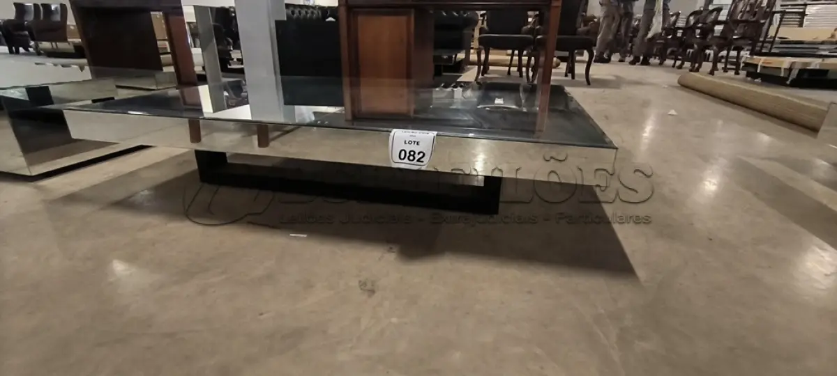 LOTE 082 - 01 MESA DE CENTRO RETANGULAR ESPELHADA.  (NO ESTADO) ATENÇÃO! FAZER A VISITAÇÃO ANTES DE ARREMATAR, NÃO SABEMOS SE FUNCIONA, LEILÃO NÃO TEM GARANTIA E NEM DEVOLUÇÃO, SUJEITO A POSSÍVEIS AVARIAS VISÍVEIS/OCULTAS E/OU AUSÊNCIA DE COMPONENTES.