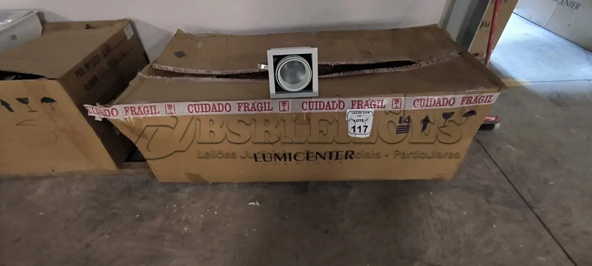 LOTE 117 - 01 CAIXA COM 20 LUMINÁRIAS SPOT DE EMBUTIR QUADRADO FOCUS 30 A BRANCO FOSCO. (NO ESTADO) ATENÇÃO! FAZER A VISITAÇÃO ANTES DE ARREMATAR, NÃO SABEMOS SE FUNCIONA, LEILÃO NÃO TEM GARANTIA E NEM DEVOLUÇÃO, SUJEITO A POSSÍVEIS AVARIAS VISÍVEIS/OCULTAS E/OU AUSÊNCIA DE COMPONENTES.