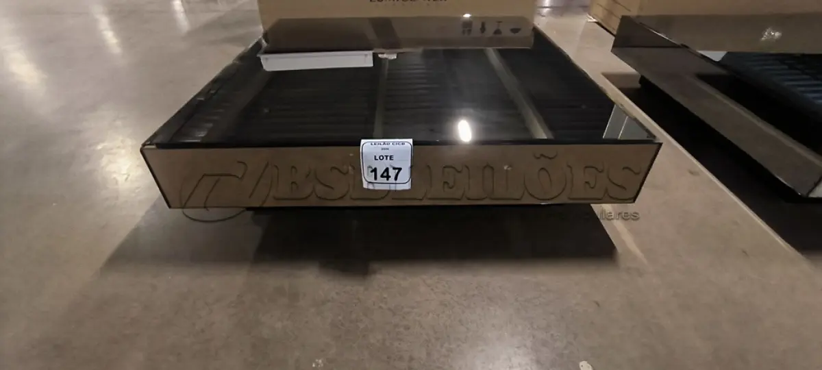 LOTE 147 - 01 MESA DE CENTRO QUADRADA ESPELHADA ESCURA.  (NO ESTADO) ATENÇÃO! FAZER A VISITAÇÃO ANTES DE ARREMATAR, NÃO SABEMOS SE FUNCIONA, LEILÃO NÃO TEM GARANTIA E NEM DEVOLUÇÃO, SUJEITO A POSSÍVEIS AVARIAS VISÍVEIS/OCULTAS E/OU AUSÊNCIA DE COMPONENTES.