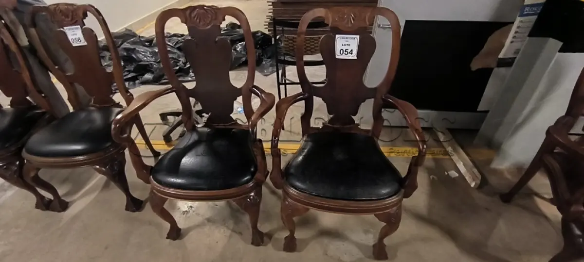 LOTE 054 - 02 CADEIRAS EM MADEIRA ESTILO CLÁSSICO COM ASSENTO EM COURO NA COR PRETO. (NO ESTADO) ATENÇÃO! FAZER A VISITAÇÃO ANTES DE ARREMATAR, NÃO SABEMOS SE FUNCIONA, LEILÃO NÃO TEM GARANTIA E NEM DEVOLUÇÃO, SUJEITO A POSSÍVEIS AVARIAS VISÍVEIS/OCULTAS E/OU AUSÊNCIA DE COMPONENTES.
