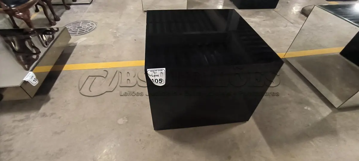 LOTE 105 - 01 MESA DE CENTRO EM DESIGNER CÚBICO ESPELHADA ESCURO. (NO ESTADO) ATENÇÃO! FAZER A VISITAÇÃO ANTES DE ARREMATAR, NÃO SABEMOS SE FUNCIONA, LEILÃO NÃO TEM GARANTIA E NEM DEVOLUÇÃO, SUJEITO A POSSÍVEIS AVARIAS VISÍVEIS/OCULTAS E/OU AUSÊNCIA DE COMPONENTES.