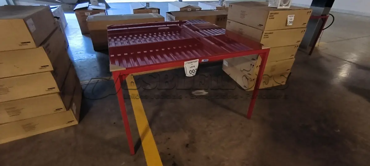 LOTE 007 - 01 MESA QUADRADA COM PINTURA EM VERMELHO COM  PÉS EM FERRO COM TAMPO EM CRISTAL INCOLOR 8MM NA COR VERMELHO. (NO ESTADO) ATENÇÃO! FAZER A VISITAÇÃO ANTES DE ARREMATAR, NÃO SABEMOS SE FUNCIONA, LEILÃO NÃO TEM GARANTIA E NEM DEVOLUÇÃO, SUJEITO A POSSÍVEIS AVARIAS VISÍVEIS/OCULTAS E/OU AUSÊNCIA DE COMPONENTES.