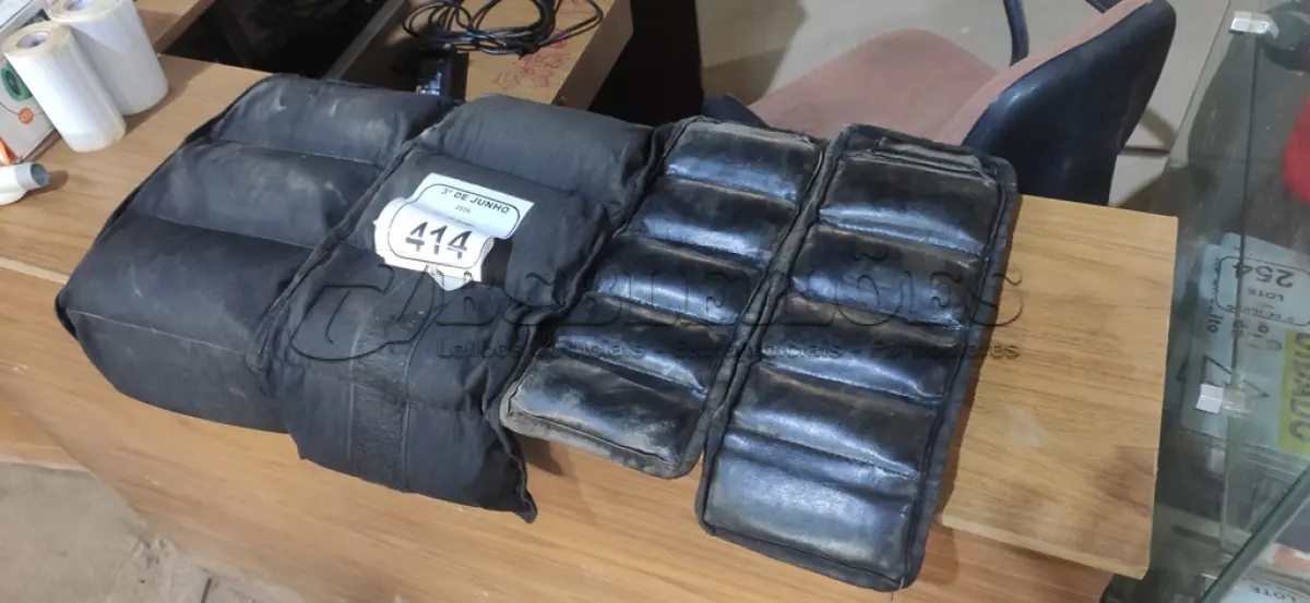 LOTE 414 - 02 PARES DE CANELEIRAS DE PESO. (NO ESTADO) ATENÇÃO! FAZER A VISITAÇÃO ANTES DE ARREMATAR, NÃO SABEMOS SE FUNCIONA, LEILÃO NÃO TEM GARANTIA E NEM DEVOLUÇÃO, SUJEITO A POSSÍVEIS AVARIAS VISÍVEIS/OCULTAS E/OU AUSÊNCIA DE COMPONENTES.