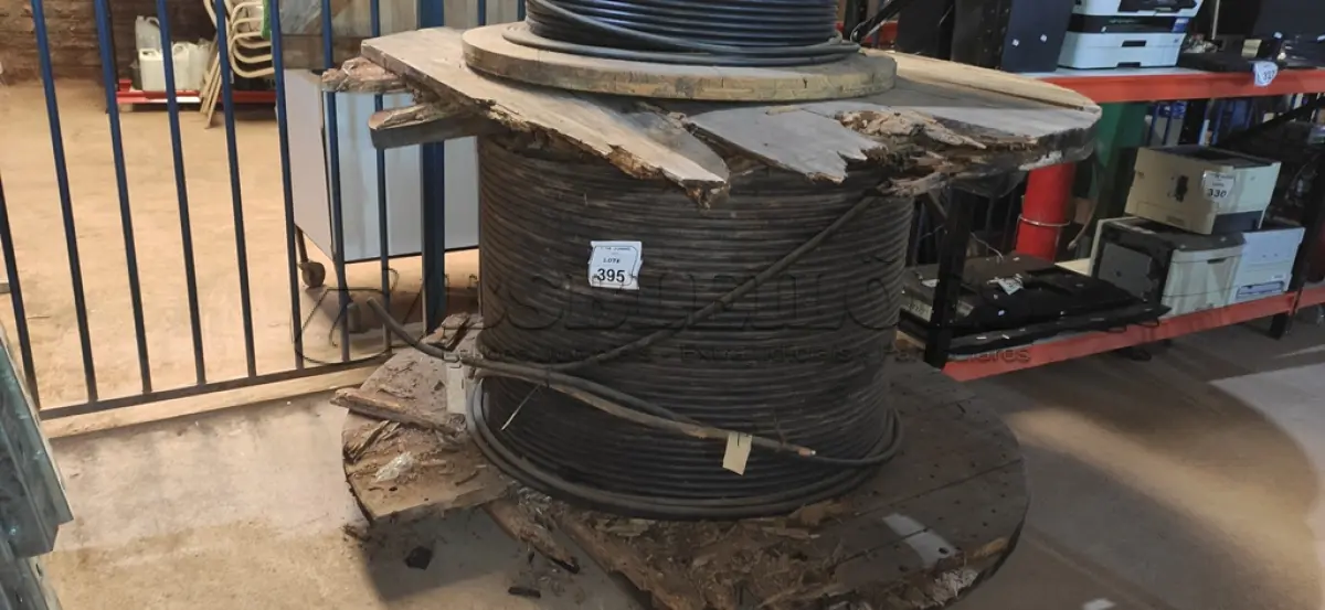 LOTE 395 - 01 CARRETEL COM 617M DE FIO 0,35MM PRETO DE ALUMÍNIO15KV BLINDADO PRETO. (NO ESTADO) ATENÇÃO! FAZER A VISITAÇÃO ANTES DE ARREMATAR, NÃO SABEMOS SE FUNCIONA, LEILÃO NÃO TEM GARANTIA E NEM DEVOLUÇÃO, SUJEITO A POSSÍVEIS AVARIAS VISÍVEIS/OCULTAS E/OU AUSÊNCIA DE COMPONENTES.