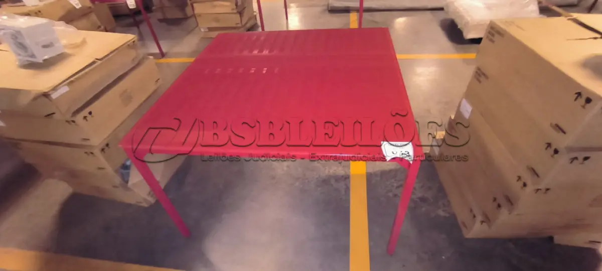 LOTE 013 - 01 MESA QUADRADA COM PINTURA EM VERMELHO COM  PÉS EM FERRO COM TAMPO EM CRISTAL INCOLOR 8MM NA COR VERMELHO. (NO ESTADO) ATENÇÃO! FAZER A VISITAÇÃO ANTES DE ARREMATAR, NÃO SABEMOS SE FUNCIONA, LEILÃO NÃO TEM GARANTIA E NEM DEVOLUÇÃO, SUJEITO A POSSÍVEIS AVARIAS VISÍVEIS/OCULTAS E/OU AUSÊNCIA DE COMPONENTES.
