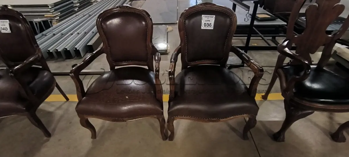 LOTE 038 - 02 CADEIRAS EM MADEIRA ESTILO LUIS XV COM ASSENTOS EM COURO NA COR MARROM E DETALHE DE TACHAS NA BORDA DO ENCOSTO. (NO ESTADO) ATENÇÃO! FAZER A VISITAÇÃO ANTES DE ARREMATAR, NÃO SABEMOS SE FUNCIONA, LEILÃO NÃO TEM GARANTIA E NEM DEVOLUÇÃO, SUJEITO A POSSÍVEIS AVARIAS VISÍVEIS/OCULTAS E/OU AUSÊNCIA DE COMPONENTES.