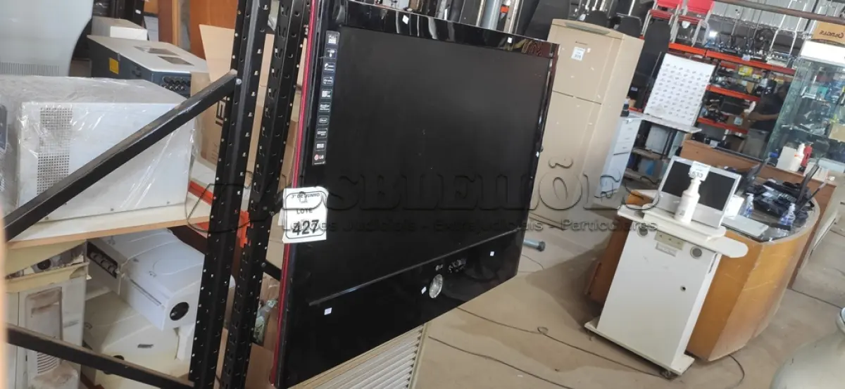 LOTE 427 - 01 TV DE 42’’ MARCA LG. (NO ESTADO) ATENÇÃO! FAZER A VISITAÇÃO ANTES DE ARREMATAR, NÃO SABEMOS SE FUNCIONA, LEILÃO NÃO TEM GARANTIA E NEM DEVOLUÇÃO, SUJEITO A POSSÍVEIS AVARIAS VISÍVEIS/OCULTAS E/OU AUSÊNCIA DE COMPONENTES.