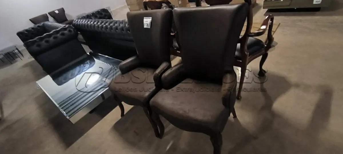 LOTE 078 - 02 POLTRONAS ESTILO CLÁSSICO COM ESTRUTURA EM MADEIRA E ESTOFAMENTO EM COURO MARROM. (NO ESTADO) ATENÇÃO! FAZER A VISITAÇÃO ANTES DE ARREMATAR, NÃO SABEMOS SE FUNCIONA, LEILÃO NÃO TEM GARANTIA E NEM DEVOLUÇÃO, SUJEITO A POSSÍVEIS AVARIAS VISÍVEIS/OCULTAS E/OU AUSÊNCIA DE COMPONENTES.
