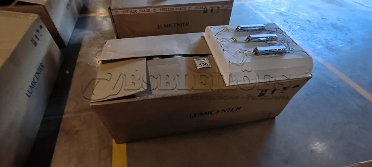 LOTE 137 - 19 LUMINÁRIAS SPOT DE EMBUTIR QUADRADO. (NO ESTADO) ATENÇÃO! FAZER A VISITAÇÃO ANTES DE ARREMATAR, NÃO SABEMOS SE FUNCIONA, LEILÃO NÃO TEM GARANTIA E NEM DEVOLUÇÃO, SUJEITO A POSSÍVEIS AVARIAS VISÍVEIS/OCULTAS E/OU AUSÊNCIA DE COMPONENTES.