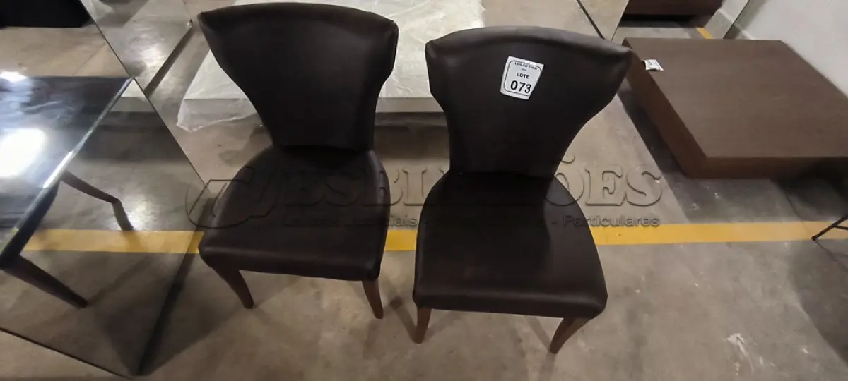 LOTE 073 - 02 CADEIRAS DECORATIVAS PARA SALA DE JANTAR COM ESTRUTURA EM MADEIRA E ESTOFAMENTO EM COURO SINTÉTICO MARROM. (NO ESTADO) ATENÇÃO! FAZER A VISITAÇÃO ANTES DE ARREMATAR, NÃO SABEMOS SE FUNCIONA, LEILÃO NÃO TEM GARANTIA E NEM DEVOLUÇÃO, SUJEITO A POSSÍVEIS AVARIAS VISÍVEIS/OCULTAS E/OU AUSÊNCIA DE COMPONENTES.