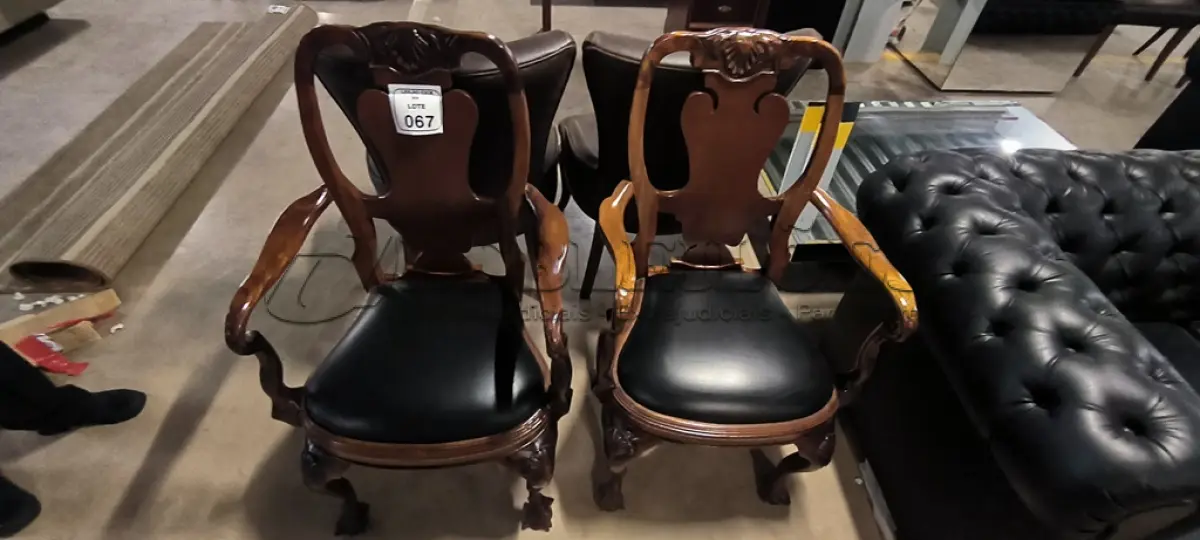 LOTE 067 - 02 CADEIRAS EM MADEIRA ESTILO CLÁSSICO COM ASSENTO EM COURO NA COR PRETO. (NO ESTADO) ATENÇÃO! FAZER A VISITAÇÃO ANTES DE ARREMATAR, NÃO SABEMOS SE FUNCIONA, LEILÃO NÃO TEM GARANTIA E NEM DEVOLUÇÃO, SUJEITO A POSSÍVEIS AVARIAS VISÍVEIS/OCULTAS E/OU AUSÊNCIA DE COMPONENTES.