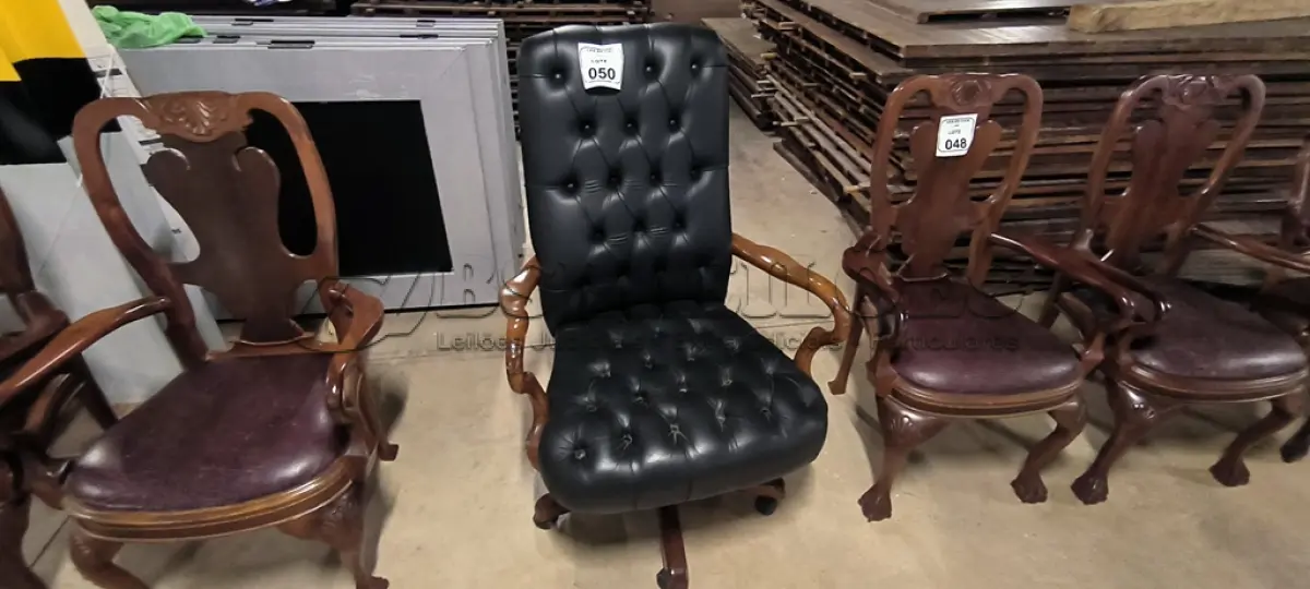 LOTE 050 - 01 POLTRONA GIRATÓRIA CAPITONE EM COURO COM TACHAS BRAÇOS EM MADEIRA. (NO ESTADO) ATENÇÃO! FAZER A VISITAÇÃO ANTES DE ARREMATAR, NÃO SABEMOS SE FUNCIONA, LEILÃO NÃO TEM GARANTIA E NEM DEVOLUÇÃO, SUJEITO A POSSÍVEIS AVARIAS VISÍVEIS/OCULTAS E/OU AUSÊNCIA DE COMPONENTES.