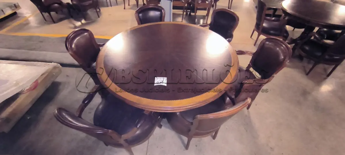 LOTE 018 - 01 MESA REDONDA EM MADEIRA COM 06 CADEIRAS EM MADEIRA, ESTILO LUIS XV ASSENTOS EM COURO NA COR MARROM E DETALHE DE TACHAS NA BORDA DO ENCOSTO. (NO ESTADO) ATENÇÃO! FAZER A VISITAÇÃO ANTES DE ARREMATAR, NÃO SABEMOS SE FUNCIONA, LEILÃO NÃO TEM GARANTIA E NEM DEVOLUÇÃO, SUJEITO A POSSÍVEIS AVARIAS VISÍVEIS/OCULTAS E/OU AUSÊNCIA DE COMPONENTES.