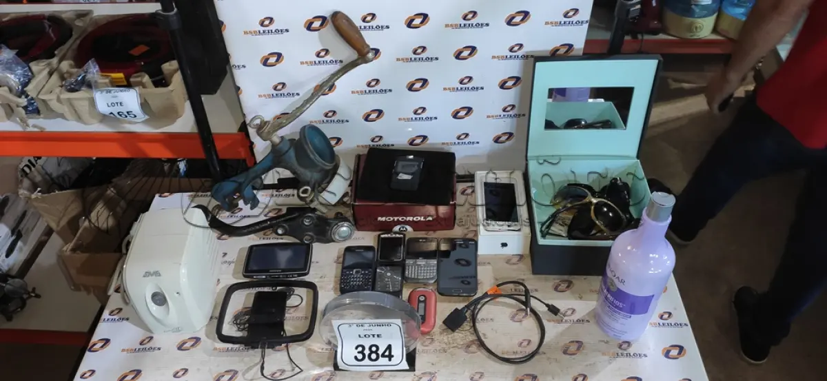 LOTE 384 - 07 CELULARES DE MARCAS E MODELOS DIVERSOS, 01 GPS MARCA TOMTOM, 01 MOEDOR DE GRÃOS, 01 ESTABILIZADOR E VÁRIOS ÓCULOS DE SOL. (NO ESTADO) ATENÇÃO! FAZER A VISITAÇÃO ANTES DE ARREMATAR, NÃO SABEMOS SE FUNCIONA, LEILÃO NÃO TEM GARANTIA E NEM DEVOLUÇÃO, SUJEITO A POSSÍVEIS AVARIAS VISÍVEIS/OCULTAS E/OU AUSÊNCIA DE COMPONENTES.