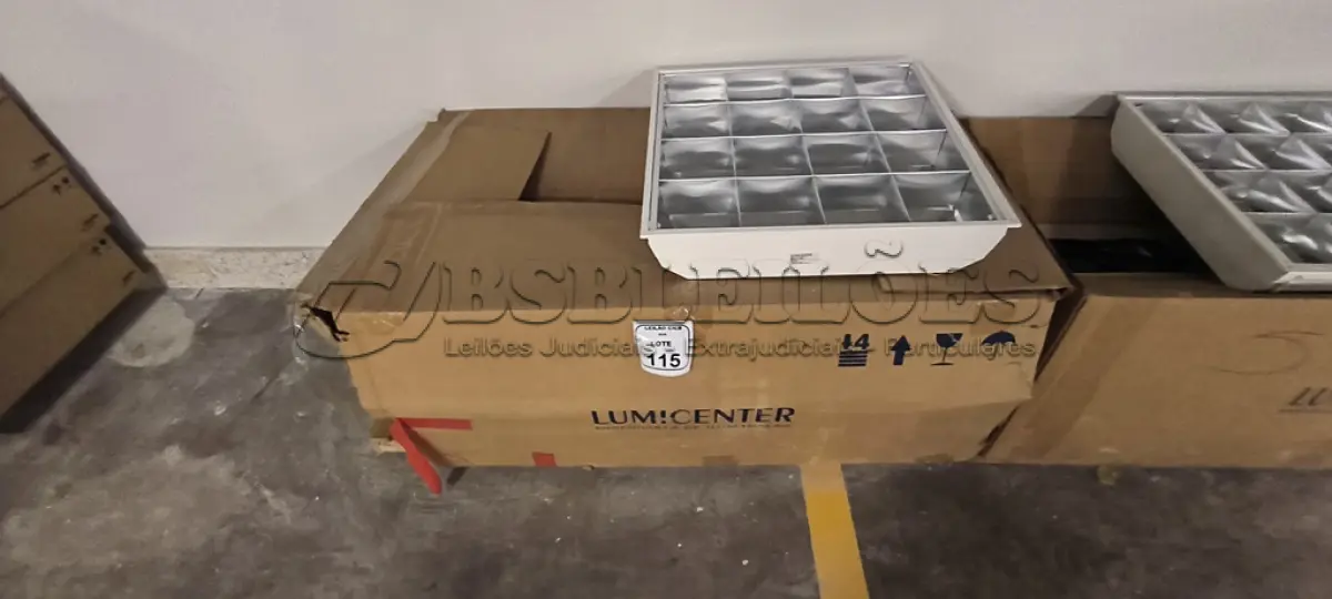 LOTE 115 - 01 CAIXA COM 06 LUMINÁRIAS PARA EMBUTIR. (NO ESTADO) ATENÇÃO! FAZER A VISITAÇÃO ANTES DE ARREMATAR, NÃO SABEMOS SE FUNCIONA, LEILÃO NÃO TEM GARANTIA E NEM DEVOLUÇÃO, SUJEITO A POSSÍVEIS AVARIAS VISÍVEIS/OCULTAS E/OU AUSÊNCIA DE COMPONENTES.