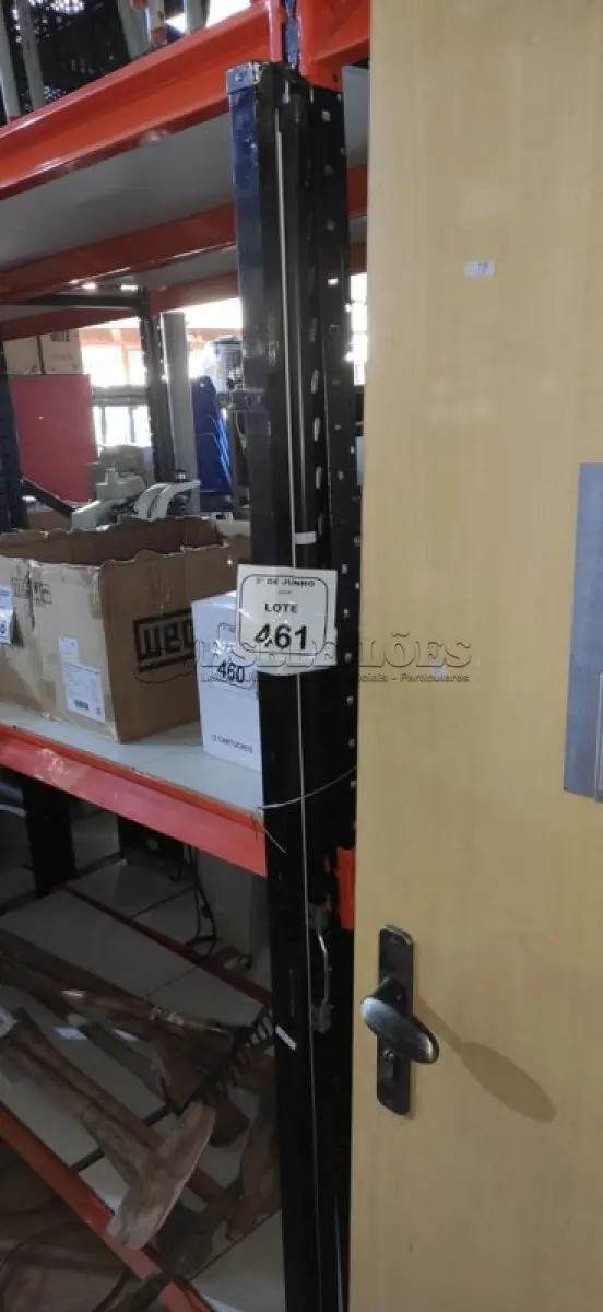 LOTE 461 - 01 TELA DE PROJEÇÃO RETRÁTIL. (NO ESTADO) ATENÇÃO! FAZER A VISITAÇÃO ANTES DE ARREMATAR, NÃO SABEMOS SE FUNCIONA, LEILÃO NÃO TEM GARANTIA E NEM DEVOLUÇÃO, SUJEITO A POSSÍVEIS AVARIAS VISÍVEIS/OCULTAS E/OU AUSÊNCIA DE COMPONENTES.