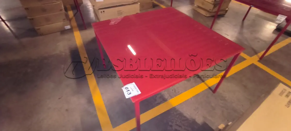 LOTE 013 - 01 MESA QUADRADA COM PINTURA EM VERMELHO COM  PÉS EM FERRO COM TAMPO EM CRISTAL INCOLOR 8MM NA COR VERMELHO. (NO ESTADO) ATENÇÃO! FAZER A VISITAÇÃO ANTES DE ARREMATAR, NÃO SABEMOS SE FUNCIONA, LEILÃO NÃO TEM GARANTIA E NEM DEVOLUÇÃO, SUJEITO A POSSÍVEIS AVARIAS VISÍVEIS/OCULTAS E/OU AUSÊNCIA DE COMPONENTES.