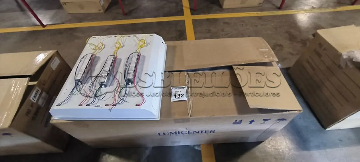 LOTE 132 - 08 LUMINÁRIAS DE EMBUTIR PARA LÂMPADAS COM REATORES. (NO ESTADO) ATENÇÃO! FAZER A VISITAÇÃO ANTES DE ARREMATAR, NÃO SABEMOS SE FUNCIONA, LEILÃO NÃO TEM GARANTIA E NEM DEVOLUÇÃO, SUJEITO A POSSÍVEIS AVARIAS VISÍVEIS/OCULTAS E/OU AUSÊNCIA DE COMPONENTES.