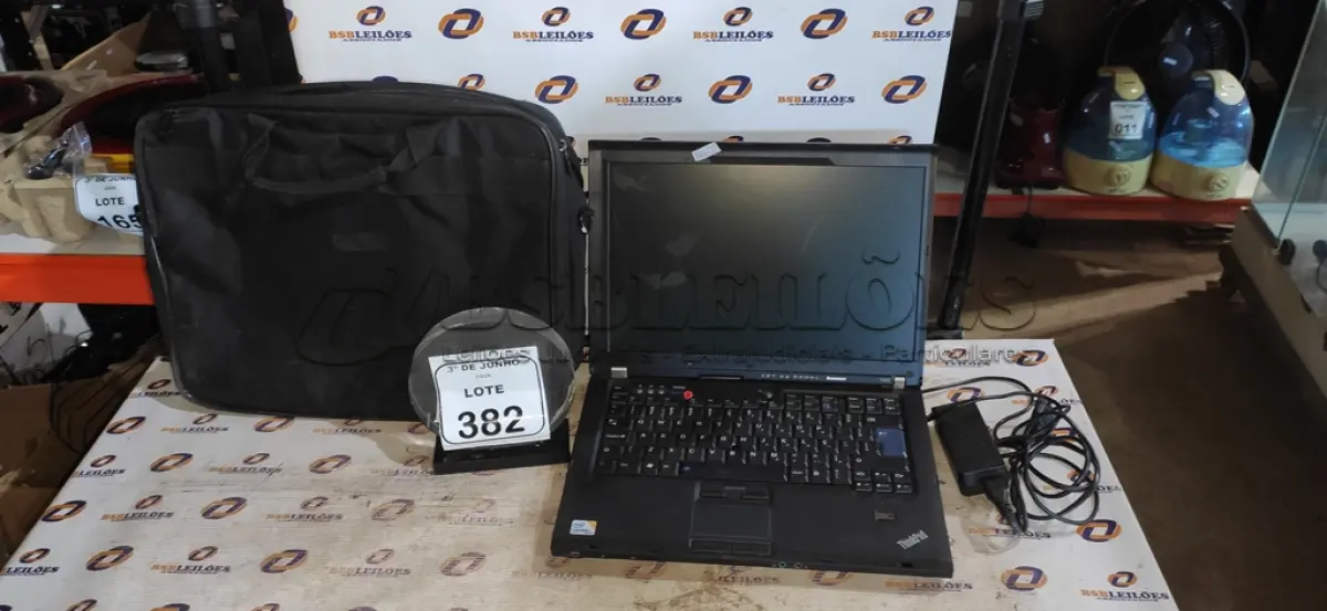 LOTE 382 - 01 NOTEBOOK SERIE THINKPAD MARCA LENOVO COM CARREGADOR E BOLSA. (NO ESTADO) ATENÇÃO! FAZER A VISITAÇÃO ANTES DE ARREMATAR, NÃO SABEMOS SE FUNCIONA, LEILÃO NÃO TEM GARANTIA E NEM DEVOLUÇÃO, SUJEITO A POSSÍVEIS AVARIAS VISÍVEIS/OCULTAS E/OU AUSÊNCIA DE COMPONENTES.