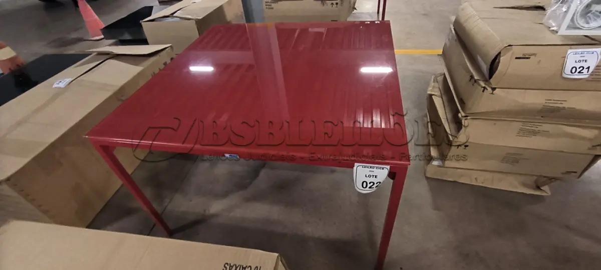 LOTE 022 - 01 MESA QUADRADA COM PINTURA EM VERMELHO COM  PÉS EM FERRO COM TAMPO EM CRISTAL INCOLOR 8MM NA COR VERMELHO. (NO ESTADO) ATENÇÃO! FAZER A VISITAÇÃO ANTES DE ARREMATAR, NÃO SABEMOS SE FUNCIONA, LEILÃO NÃO TEM GARANTIA E NEM DEVOLUÇÃO, SUJEITO A POSSÍVEIS AVARIAS VISÍVEIS/OCULTAS E/OU AUSÊNCIA DE COMPONENTES.