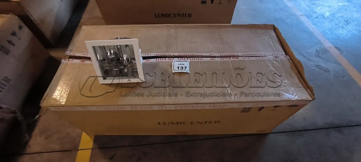LOTE 137 - 19 LUMINÁRIAS SPOT DE EMBUTIR QUADRADO. (NO ESTADO) ATENÇÃO! FAZER A VISITAÇÃO ANTES DE ARREMATAR, NÃO SABEMOS SE FUNCIONA, LEILÃO NÃO TEM GARANTIA E NEM DEVOLUÇÃO, SUJEITO A POSSÍVEIS AVARIAS VISÍVEIS/OCULTAS E/OU AUSÊNCIA DE COMPONENTES.